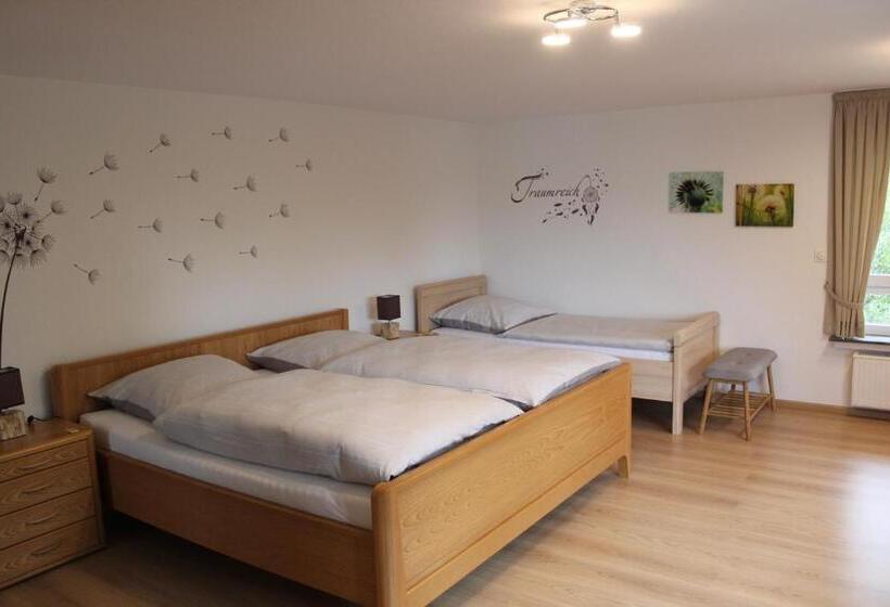 شقة غرفة واحدة ذات إطلالة, Ferienwohnung & Gästezimmer Schrichten