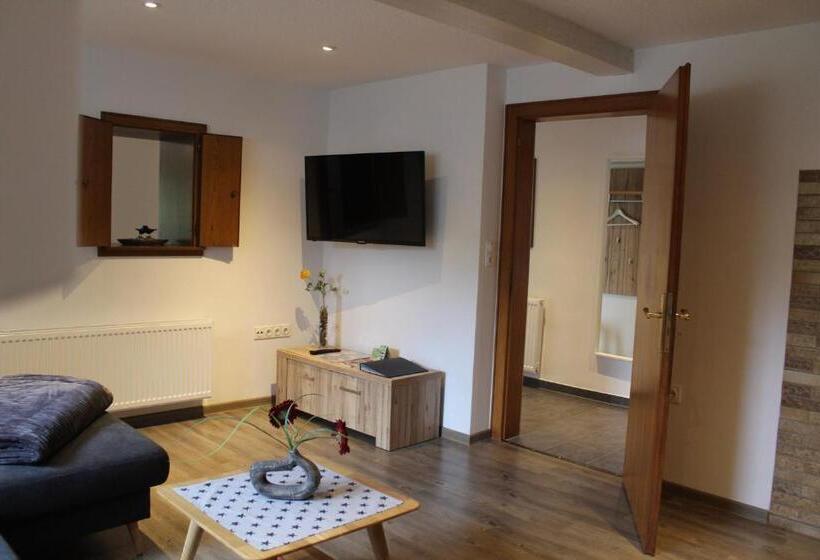 شقة غرفة واحدة ذات إطلالة, Ferienwohnung & Gästezimmer Schrichten