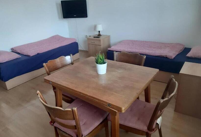 패밀리 룸, Penzion V Zatáčce