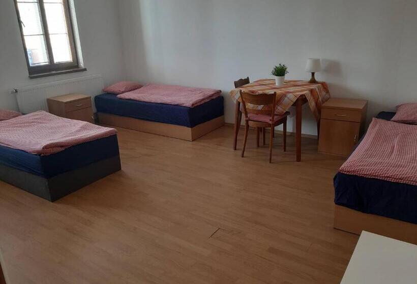 패밀리 룸, Penzion V Zatáčce