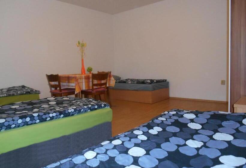 패밀리 룸, Penzion V Zatáčce