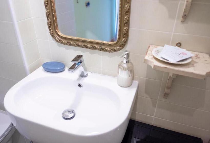 اتاق استاندارد با بالکن, B&b Anastagi