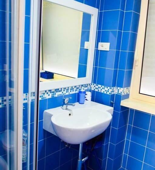 اتاق سه نفره دلوکس با چشمانداز دریا, La Marina B&b