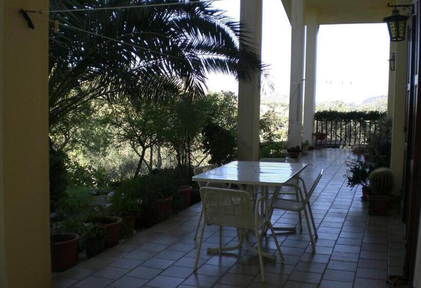 غرفة قياسية رباعية مزودة بشُرفة, B&b Villa Calagioli