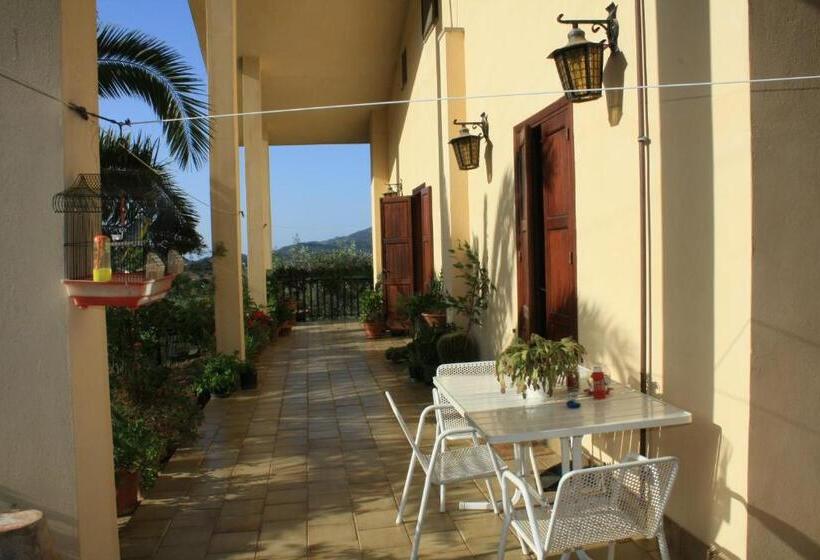 غرفة قياسية رباعية مزودة بشُرفة, B&b Villa Calagioli