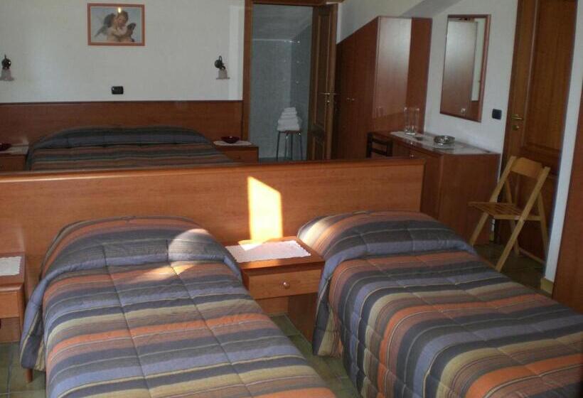 غرفة قياسية رباعية مزودة بشُرفة, B&b Villa Calagioli