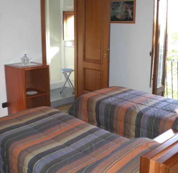 اتاق استاندارد چهارنفره با بالکن, B&b Villa Calagioli