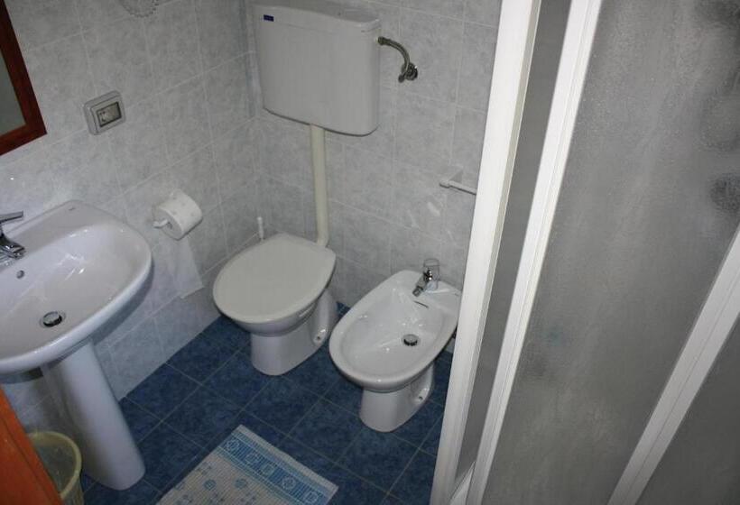 غرفة قياسية رباعية مزودة بشُرفة, B&b Villa Calagioli