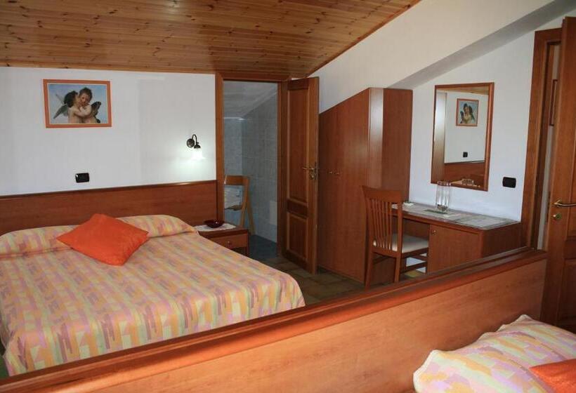 غرفة قياسية رباعية مزودة بشُرفة, B&b Villa Calagioli