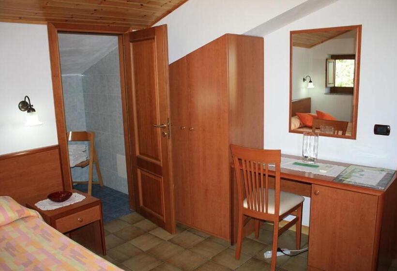 غرفة قياسية رباعية مزودة بشُرفة, B&b Villa Calagioli