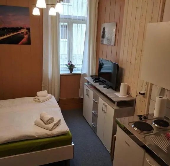 スタンダードスタジオ, Hostel Schützenbrücke