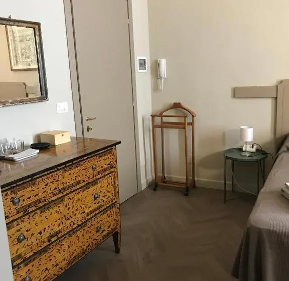 اتاق لوکس, Luigi In Palazzo Bianchi