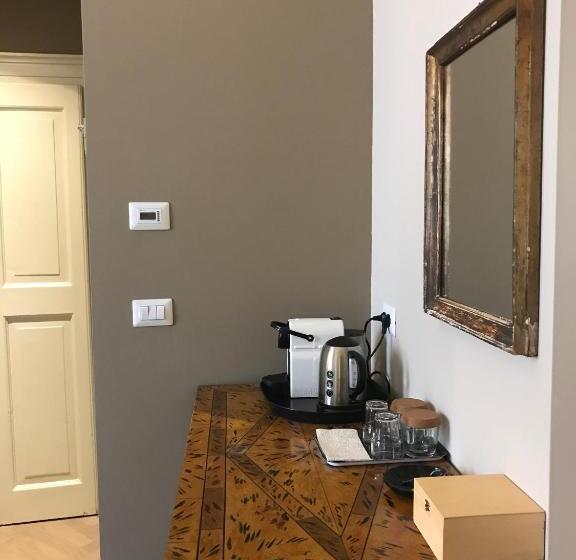 اتاق لوکس, Luigi In Palazzo Bianchi