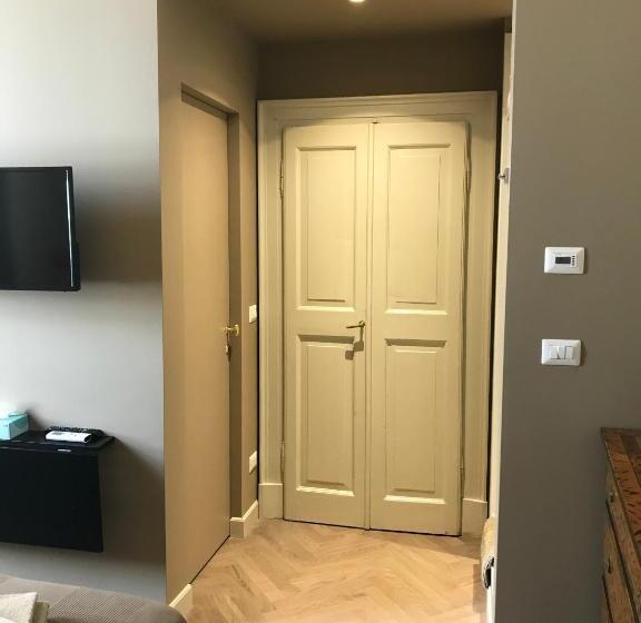 اتاق لوکس, Luigi In Palazzo Bianchi