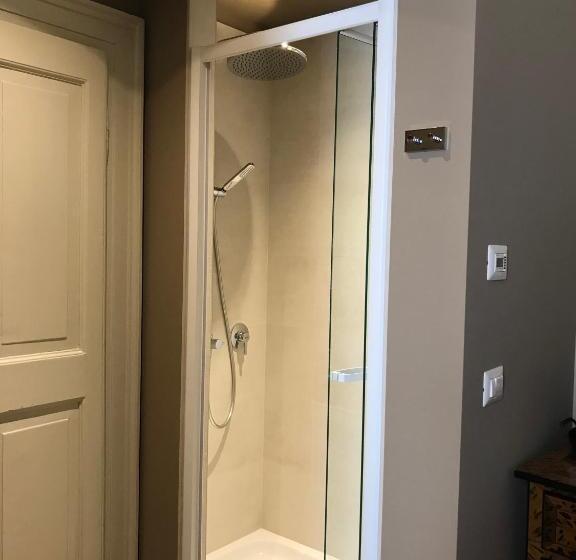 اتاق لوکس, Luigi In Palazzo Bianchi