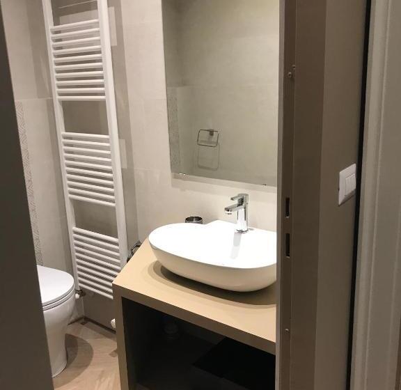 اتاق لوکس, Luigi In Palazzo Bianchi