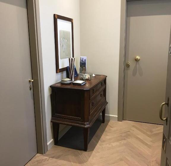 اتاق لوکس, Luigi In Palazzo Bianchi