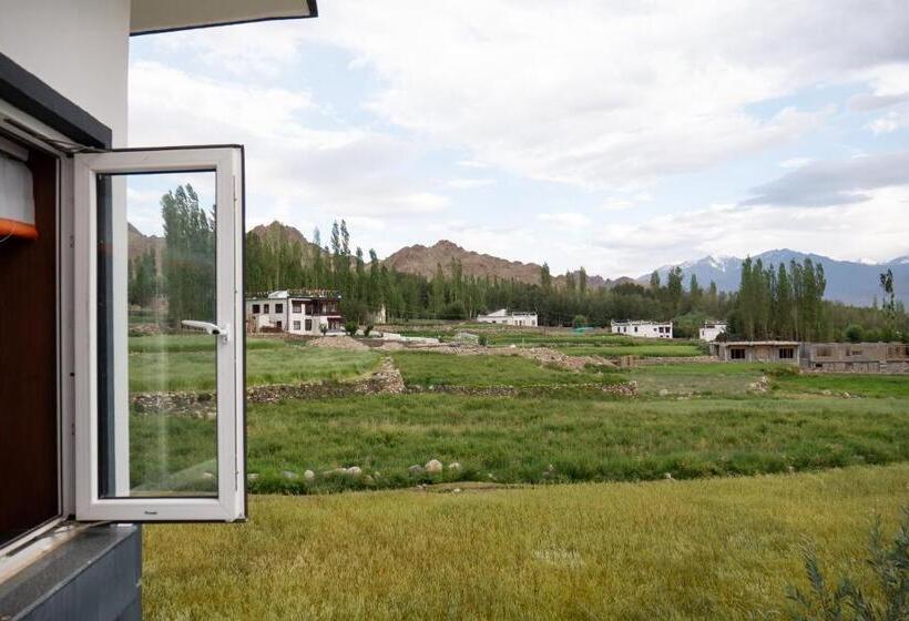 キングサイズベッドのスタンダードルーム, Angkasa Ladakh Resort