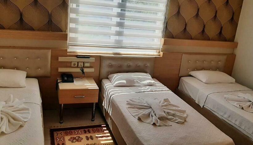 Quarto Triplo Standart, Antalya Konyaaltı Gündüz Otel