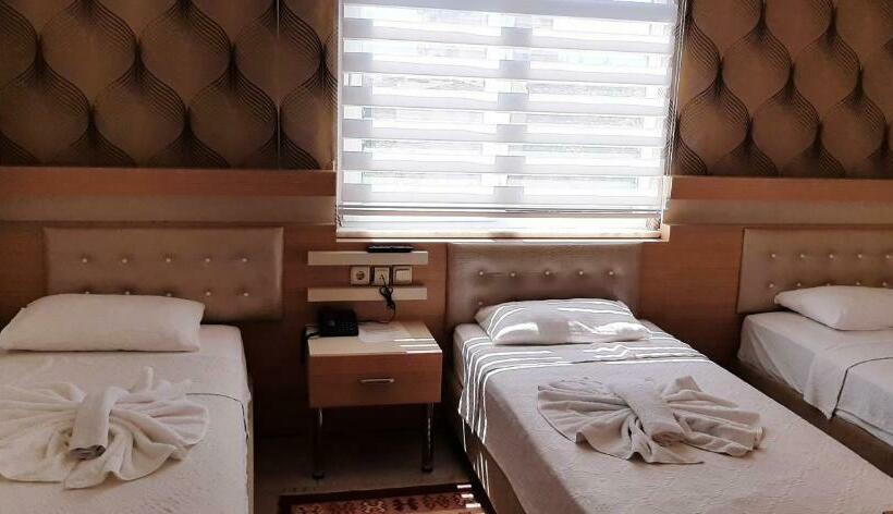 Quarto Triplo Standart, Antalya Konyaaltı Gündüz Otel