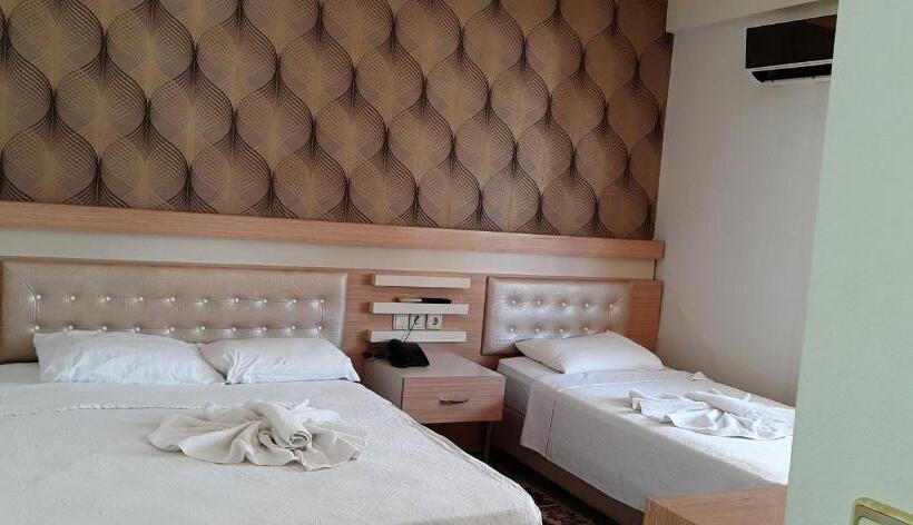 Quarto Triplo Standart, Antalya Konyaaltı Gündüz Otel