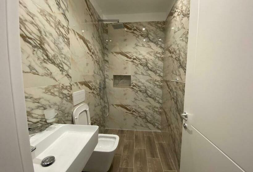 海景豪华三人间, Tramonto Vlore