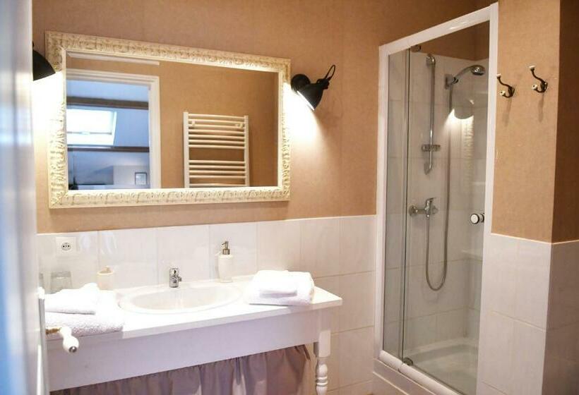 חדר סטנדרט לשלושה עם נוף לגינה, Les Bergeronnettes   Chambres D Hôtes Bergerac