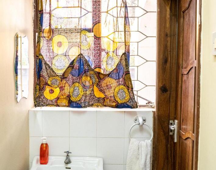 이코노미 룸, Wakawaka House