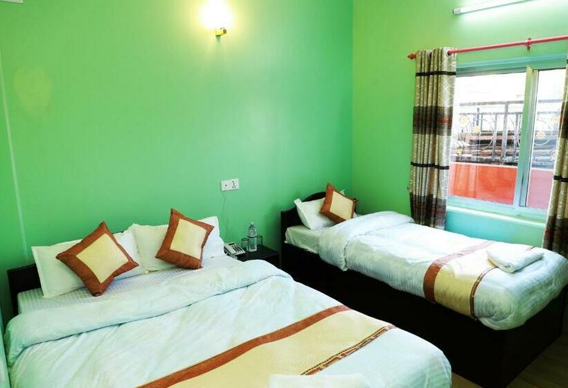 اتاق استاندارد سه نفره, Pokhara Paradise