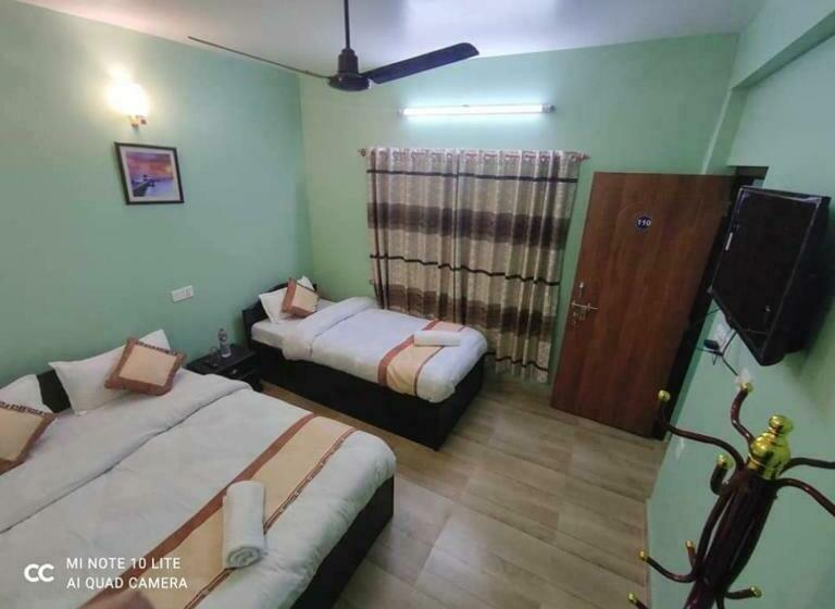 اتاق استاندارد سه نفره, Pokhara Paradise