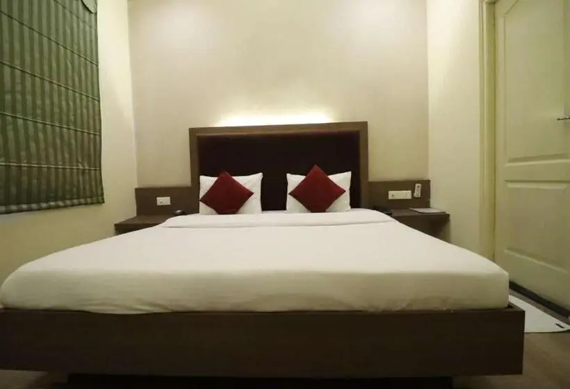 デラックスルーム, Status Business Hotel   Naveen Market