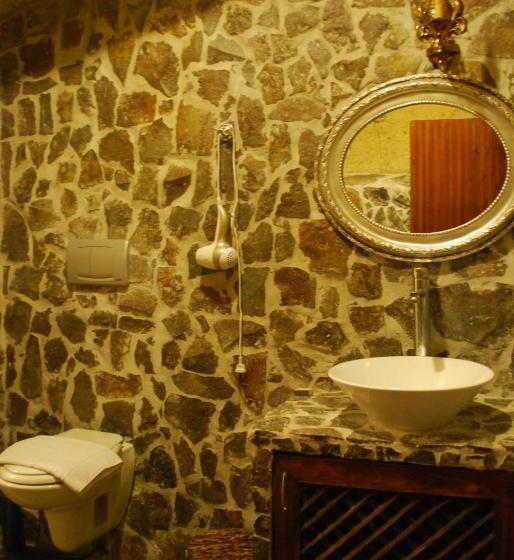 غرفة عائلية مطلّة علي الحديقة, Cave Art