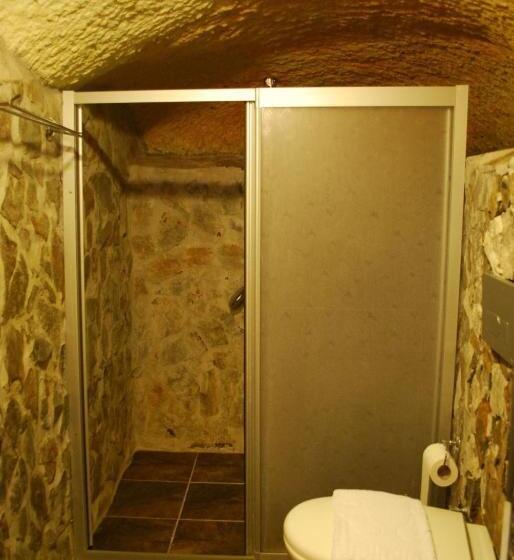 غرفة عائلية مطلّة علي الحديقة, Cave Art