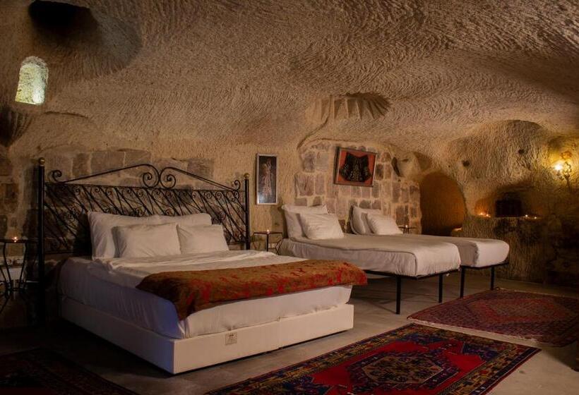 غرفة عائلية مطلّة علي الحديقة, Cave Art