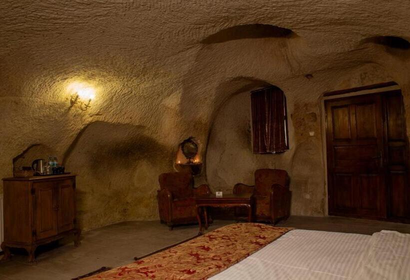 غرفة عائلية مطلّة علي الحديقة, Cave Art