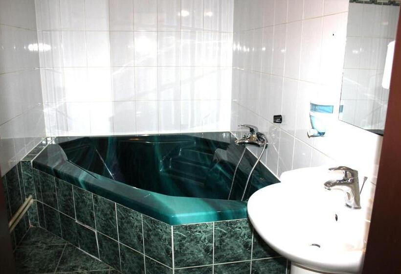 1 Szobás Apartman, Central