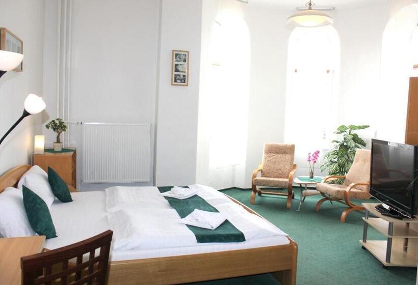 1 Szobás Apartman, Central