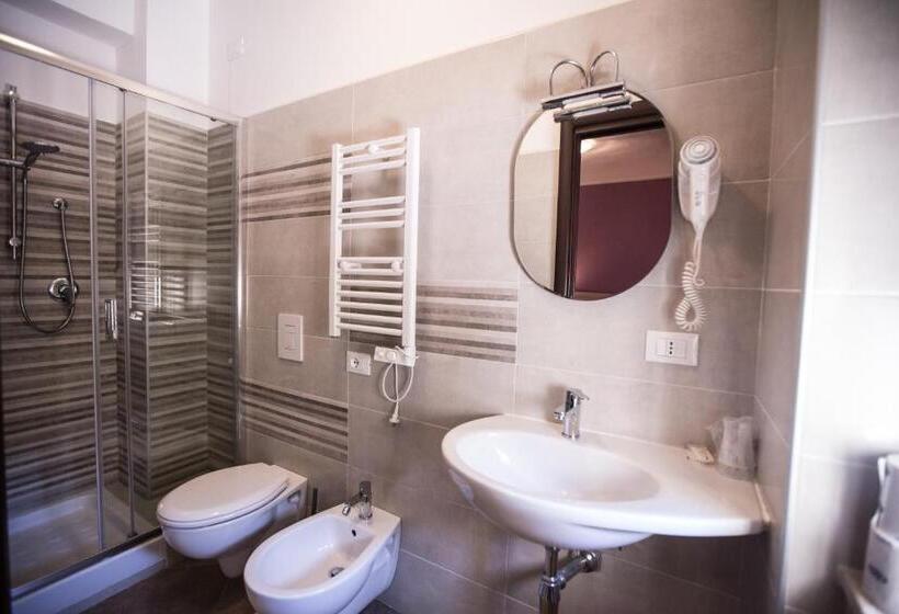 חדר סטנדרט לשלושה, Cliché