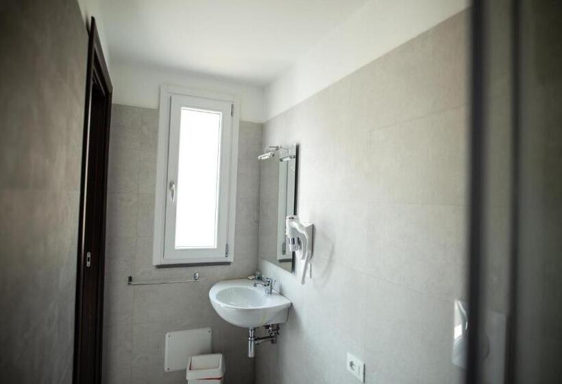 חדר סופריור, Cliché