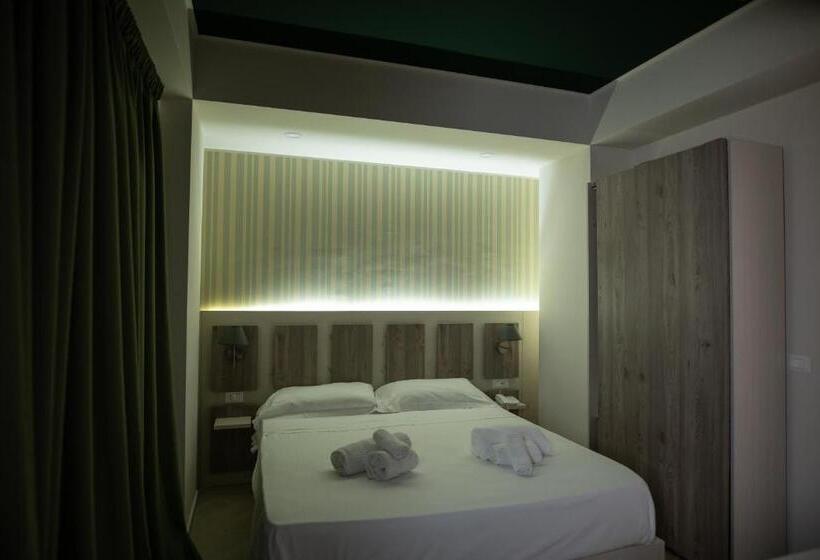 חדר סופריור, Cliché