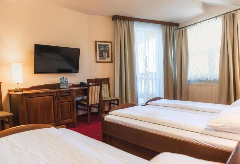 スタンダードトリプルルーム, Dworek Skawiński