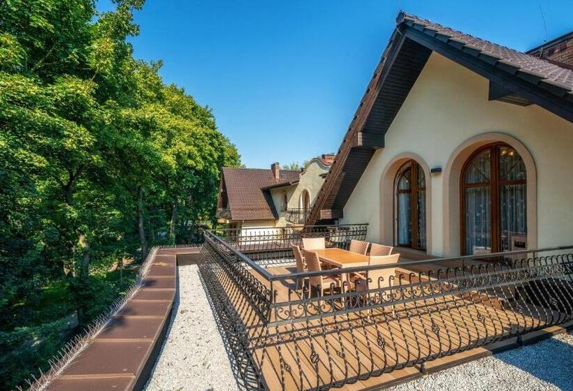 スイート, Dworek Skawiński