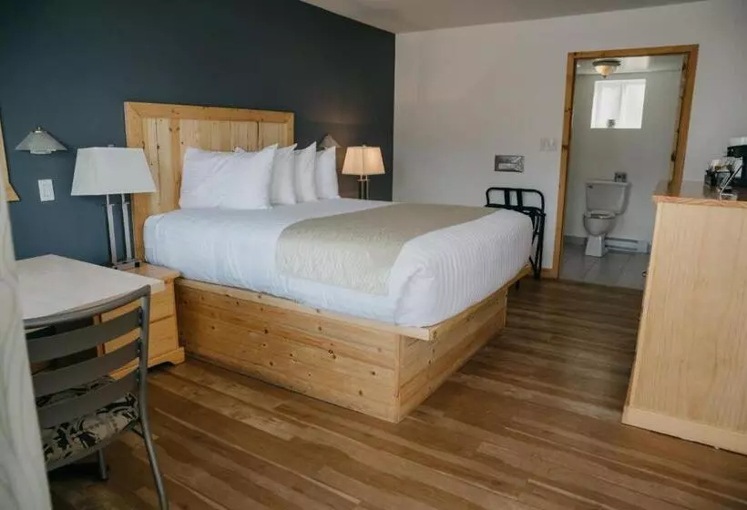 Deluxe Suite King Bed, Golden Village Lodge