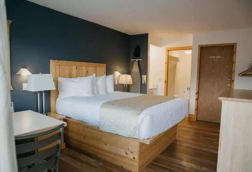Deluxe Suite King Bed, Golden Village Lodge