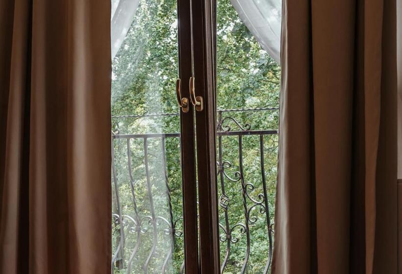 חדר סופריור, Korona