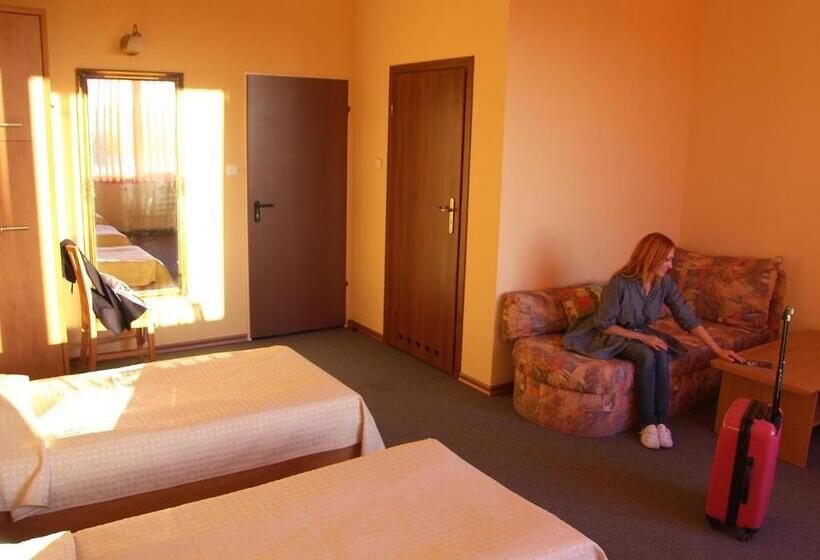 标准三人间, Noclegi Apro