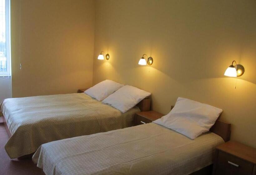 标准三人间, Noclegi Apro