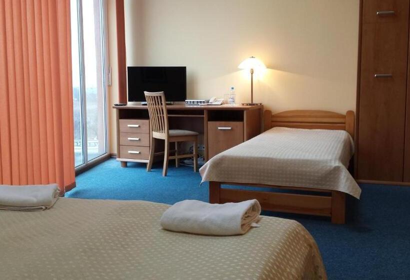 标准三人间, Noclegi Apro