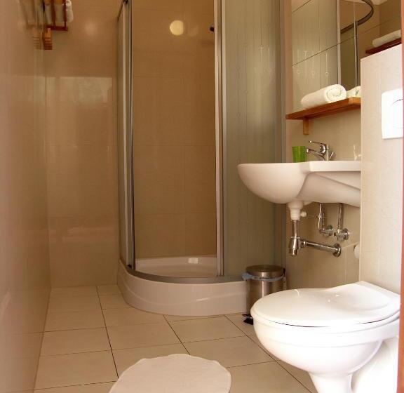 标准单人间, Noclegi Apro