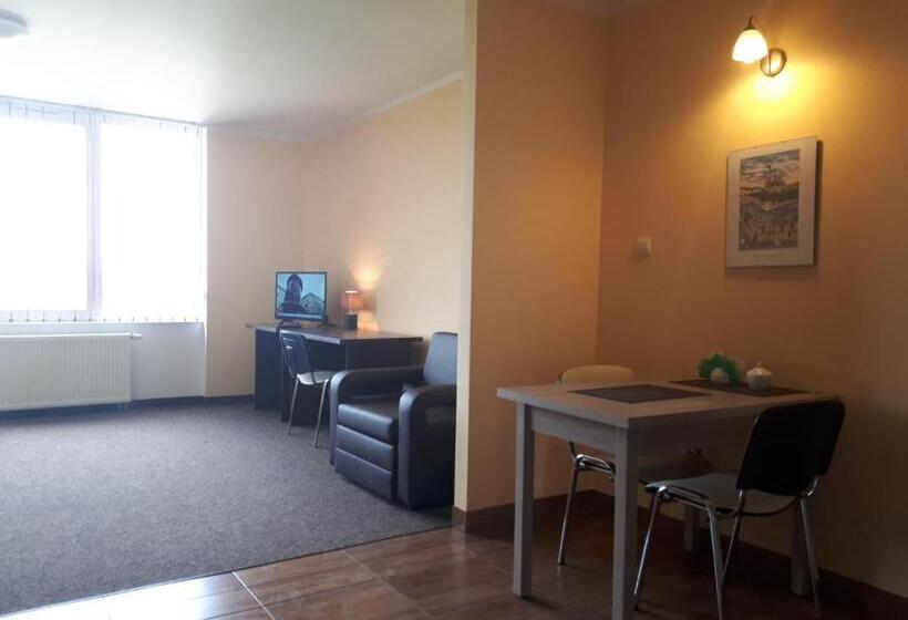 舒适三人间, Noclegi Apro